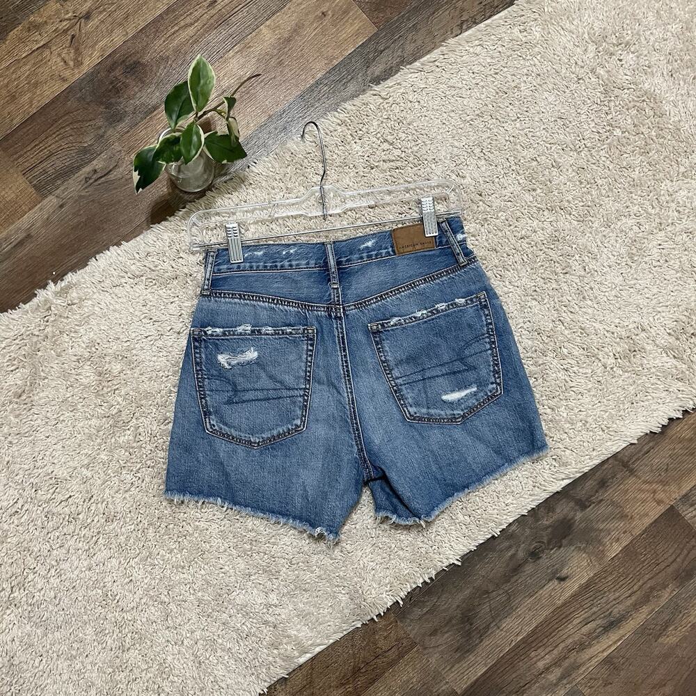American Eagle Size 00 Whiskered Distressed High-Rise 90's Boyfriend Shorts - Picture 2 of 5